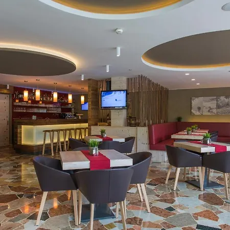 Ξενοδοχείο με διαμερίσματα Tyrol 4*